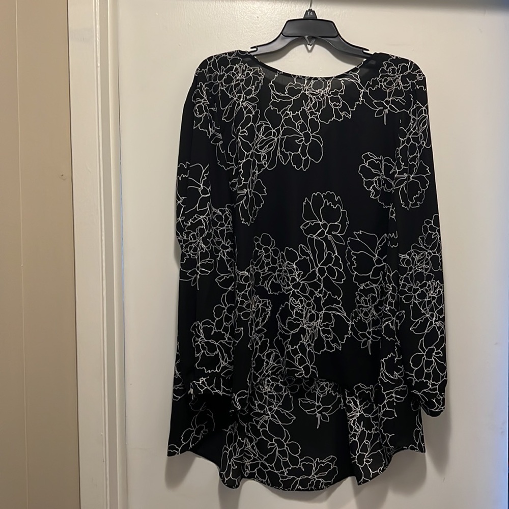 Vince Camuto black and white print high low blouse